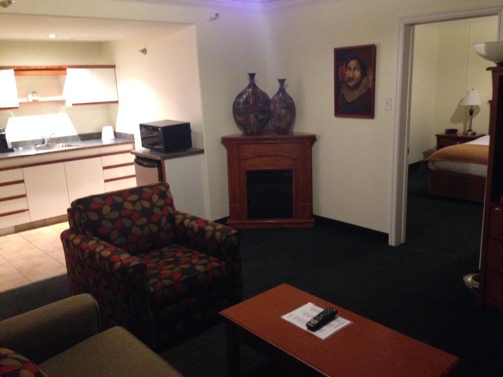 Ptarmigan Inn Hay River Room photo
