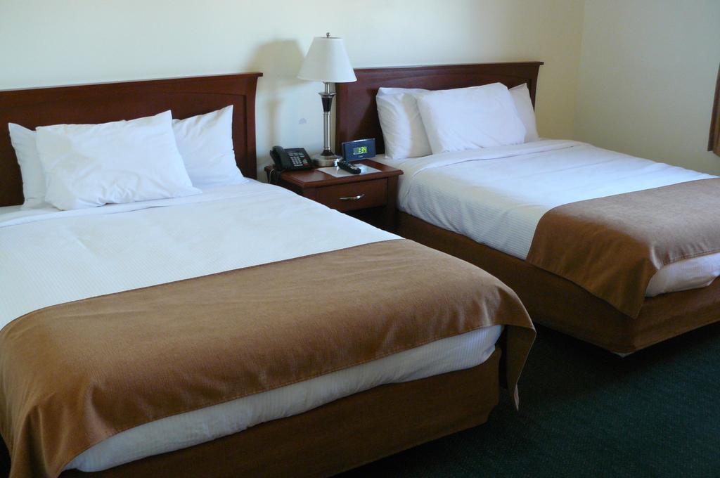 Ptarmigan Inn Hay River Room photo